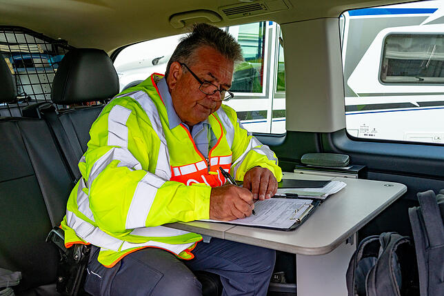 Zu einer Beanstandung gehört immer viel Schreibarbeit. Polizeihauptmeister Joachim Ott protokolliert alles ganz genau, gemäß Vorschrift. ...