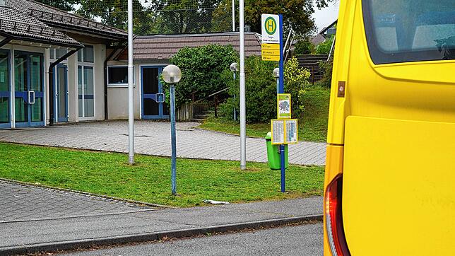 Wegen der Baustelle in der Marktstraße hat der Bus nun eine Weile gegenüber der Grundschule gehalten. Derzeit stoppt er übergangsweise ...