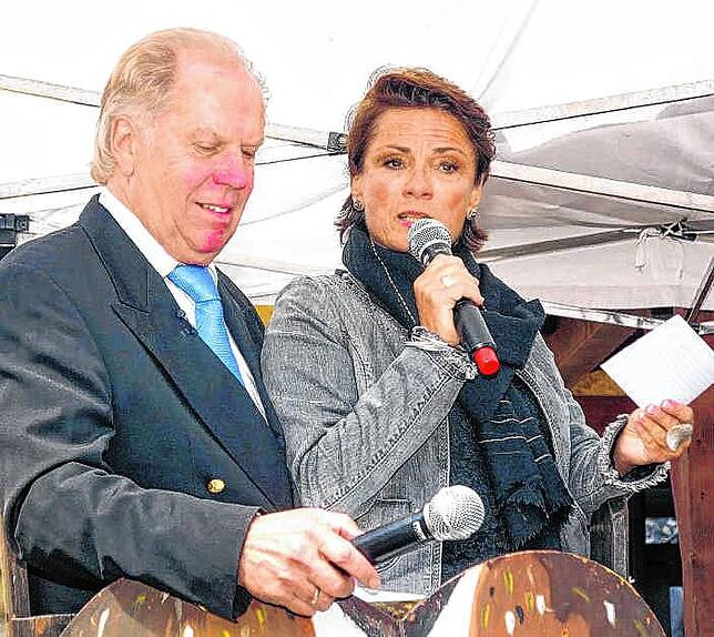 Heiner Renn und Moderatorin Sonja Faber-Schrecklein im Gespräch. Die Moderatorin und zahlreiche andere Prominente gingen auf dem ...