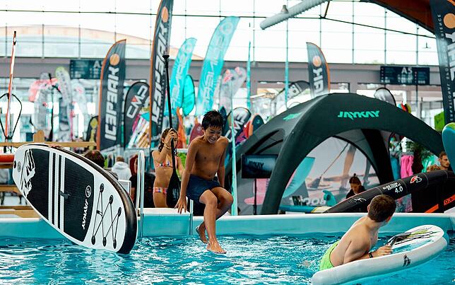 Im SUP-Testbecken kann die Trendsportart ausprobiert werden.