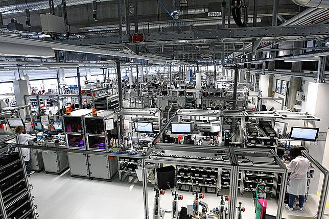 Blick in eine Produktionshalle von Sick Stegmann am Standort Donaueschingen. Das Unternehmen bietet ein Zeitwert-Konto, auf das ...