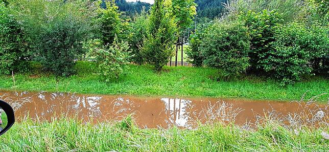 Wasser statt Straße: Bei dem Bach, der hier zu sehen ist, handelt es sich eigentlich um einen Weg – nämlich um den ...