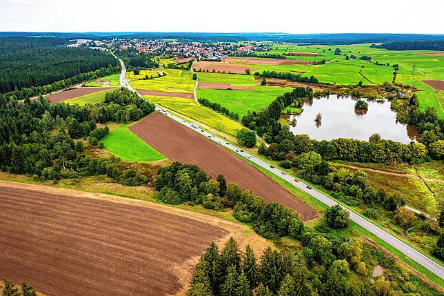 Der Mönchsee und seine Südseite (vorne). Hier wird vom oberen Bildrand kommend die neue Querspange der B 523 auf die B 33 (diagonal im ...