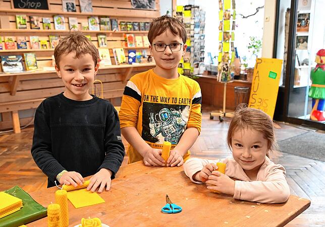 Bereits am Tag gab es im Umweltzentrum im Rahmen des Winterzaubers eine Aktion zum Bienenwachs-Kerzen gestalten. Hier sind die ...