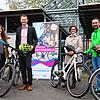 Freuen sich schon aufs Stadtradeln (von links): Lisa Kitschun (Mobilitätsmanagerin), OB Simon Gröger, Angelique Augenstein (Leiterin des ...