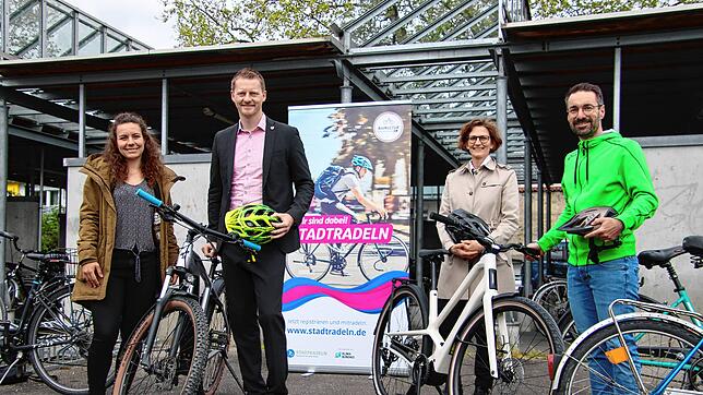 Freuen sich schon aufs Stadtradeln (von links): Lisa Kitschun (Mobilitätsmanagerin), OB Simon Gröger, Angelique Augenstein (Leiterin des ...