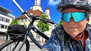 Erster Stopp: Marktplatz Tuttlingen vor dem Rathaus. Erst mal Kräfte sammeln vor der anstrengenden Etappe durch den Schwarzwald und Hegau.