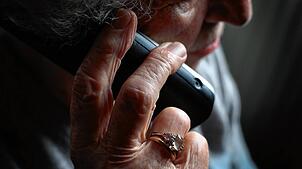 ARCHIV – 11.10.2019, Bayern, Würzburg: Eine ältere Frau telefoniert mit einem schnurlosen Festnetztelefon. Es wird vor einer neuen ...
