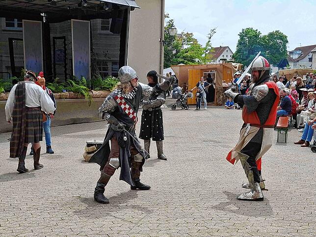 Bild 12: Mittelalter hautnah: Tausende beim 7. Stettener Spectaculum mit Rittern, Gauklern und Magiern
