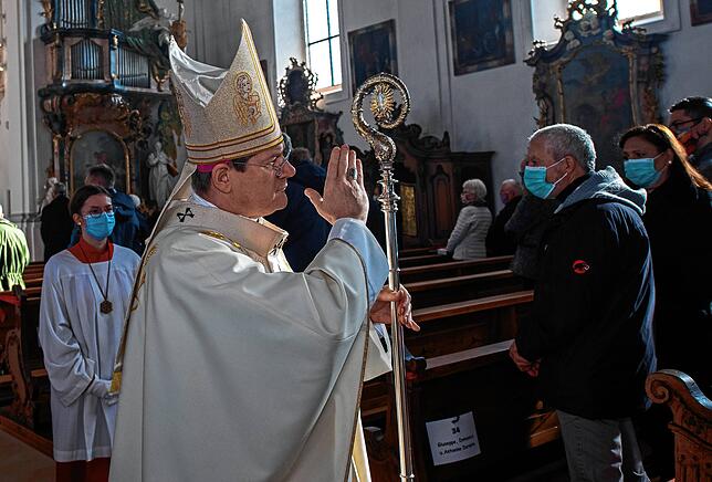 Beim Verlassen der St.-Martins-Kirche nach dem feierlichen Eröffnungsgottesdienst segnete Erzbischof Stephan Burger aus Freiburg die ...