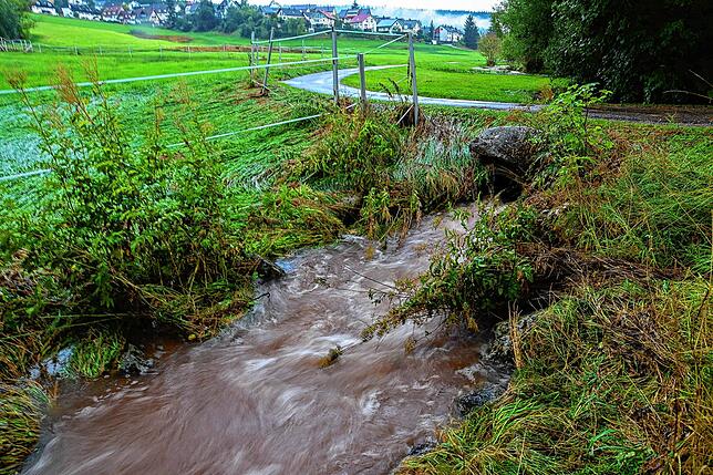 Bild 3: Gewitter mit heftigem Starkregen und Hagel fegt über St. Georgen