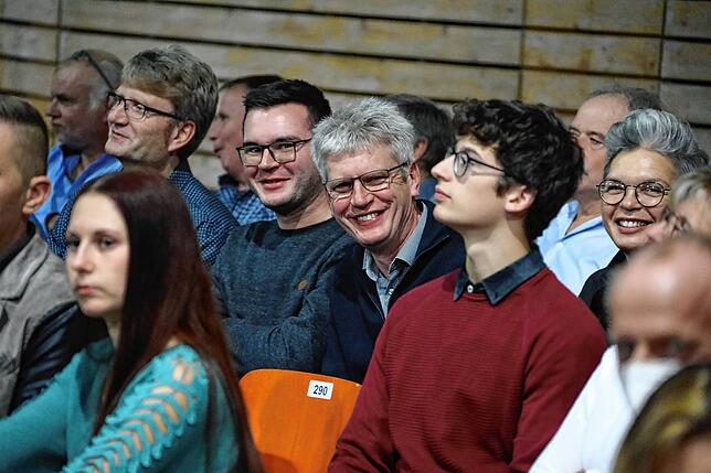 Bild 3: Volle Zuschauerreihen und gute Laune: Bilder vom Benefizkonzert mit dem Heeresmusikcorps