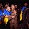 Auf diesem vom Pressebüro des ukrainischen Präsidenten zur Verfügung gestellten Foto tragen ukrainische Kriegsgefangene nach dem ...