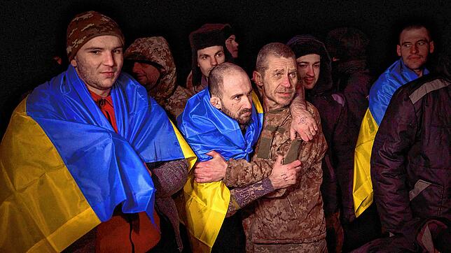 Auf diesem vom Pressebüro des ukrainischen Präsidenten zur Verfügung gestellten Foto tragen ukrainische Kriegsgefangene nach dem ...