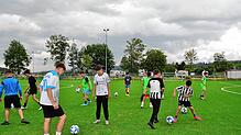 Der im August des vergangenen Jahres in Betrieb genommene Kunstrasenplatz ist jeden Abend mit Training aller Vereine belegt. Das Bild ...