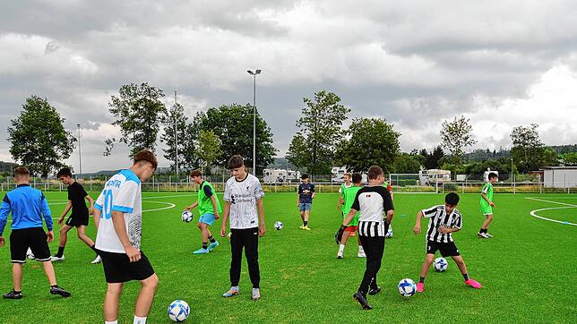 Der im August des vergangenen Jahres in Betrieb genommene Kunstrasenplatz ist jeden Abend mit Training aller Vereine belegt. Das Bild ...