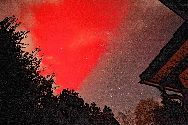 Polarlichter über Donaueschingen: Ein Blick in Richtung Osten zeigt links im Norden die Ausläufer der Polarlichter und südlich den ...