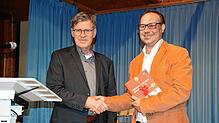 Rudolf Schickel, Leiter des Staatlichen Schulamtes Lörrach, überreichte Fabian Zoller-Wunderlich ein Buchpräsent anlässlich der ...