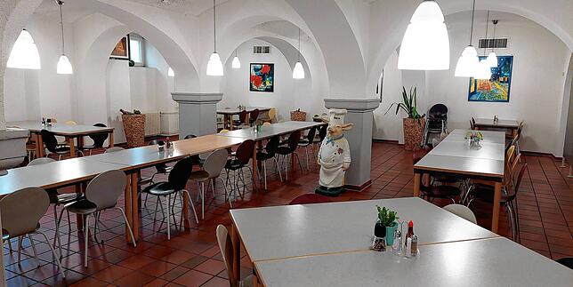Im Keller des Polizeipräsidiums Konstanz befindet sich der Arbeitsplatz von Marc Reuter. Hier essen täglich 50 bis 60 Polizisten.