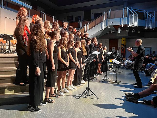 Der Gospelchor unter Leitung von Volker Weidt beendete das erfolgreiche Konzert im Lichthof des Gymnasiums zum Schuljahresende.