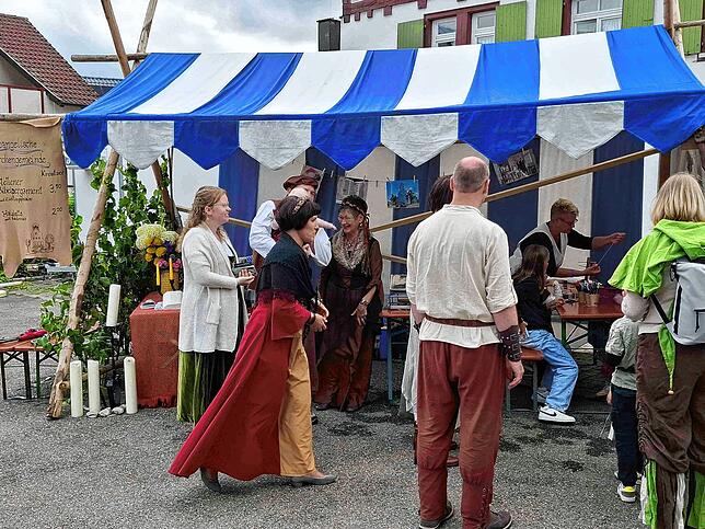 Bild 23: Mittelalter hautnah: Tausende beim 7. Stettener Spectaculum mit Rittern, Gauklern und Magiern