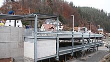 Bis kurz vor der Eröffnung des neues Parkdecks Badinsel am Mittwochabend sind Handwerker noch tätig.