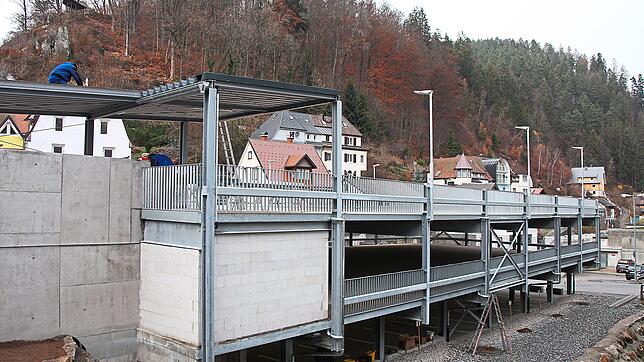 Bis kurz vor der Eröffnung des neues Parkdecks Badinsel am Mittwochabend sind Handwerker noch tätig.
