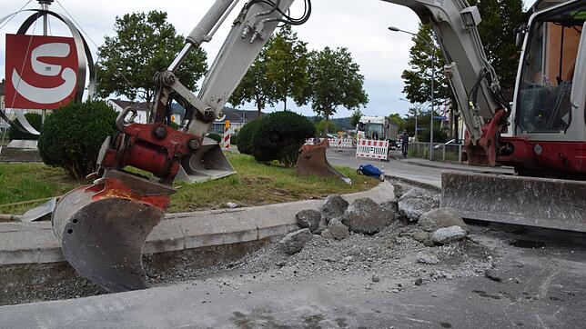 Die Sanierung des ZG-Kreisels hat begonnen: Der schadhafte Innenring kommt raus und wird asphaltiert.