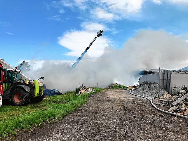 Bild 35: Großeinsatz für die Feuerwehren in Sumpfohren: Ein Gebäude des Hofs Bogenschütz brennt