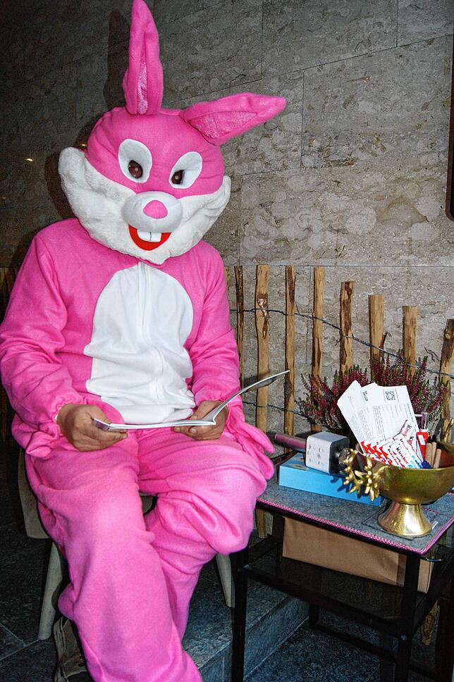 Hubert Aberle ging ganz in seiner Rolle auf: Als Hase verkleidet las er die Geschichte vom Igel und dem Hasen, die ein Wettrennen ...