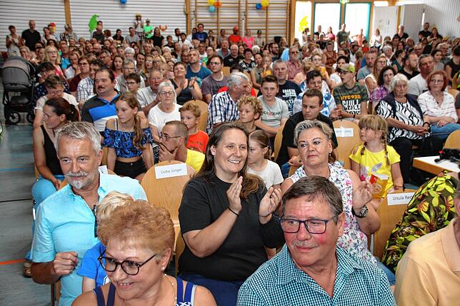Bild 10: Bildergalerie der Zirkusaufführung in der Grundschule Wald