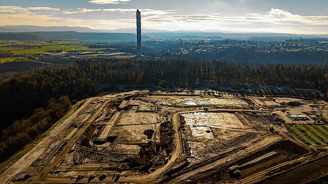 Fast schon golden glänzt der Matsch in der Sonne: Rund ein halbes Jahr nach Baustart hat sich die enorme Gefängnisbaustelle über eine ...