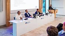 In der Vertreterversammlung der Volksbank Albstadt eG informiert Vorstandssprecher Robert Kling über ein herausforderndes Geschäftsjahr ...