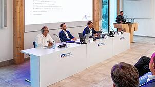 In der Vertreterversammlung der Volksbank Albstadt eG informiert Vorstandssprecher Robert Kling über ein herausforderndes Geschäftsjahr ...