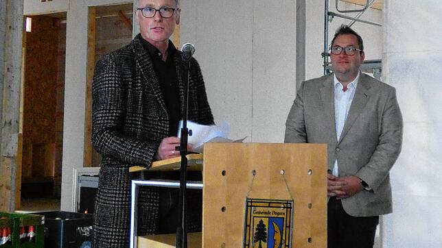 Bürgermeister Fabian Prause (rechts) dankte allen, die den Kindergartenneubau mitgetragen hatten. Architekt Frohwin Lüttin stellte die ...