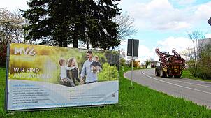 Werbebanner stehen derzeit an der Bundesstraße beim Ortsausgang in Richtung Münchingen. Die drei Kommunen Grafenhausen, ...