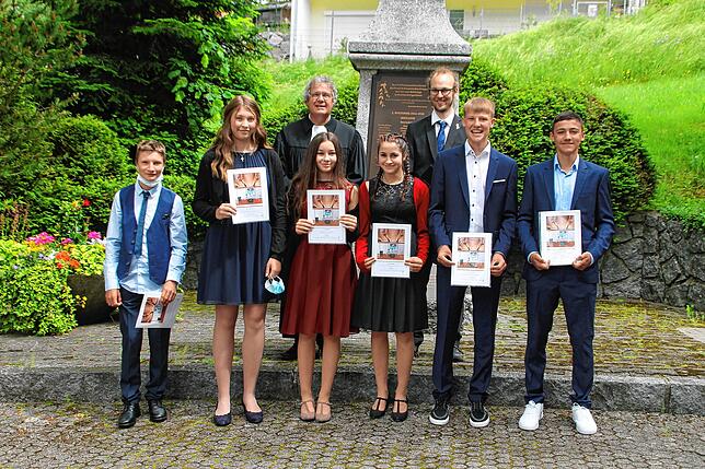 Pfarrer Martin Rathgeber (hintev, links) hat sechs Jugendliche in der Kirche St. Zeno in Herrischried konfirmiert. Musikalisch umrahmt ...