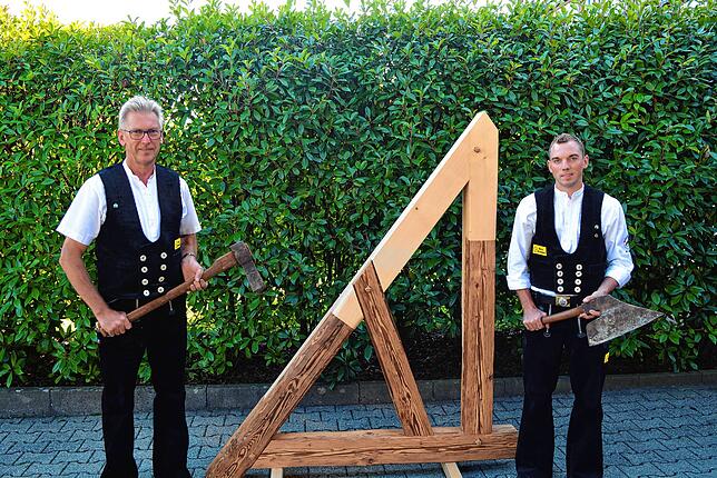 Gestiegene Holzpreise und teurer gewordenes Befestigungsmaterial machen auch Zimmermeister Johannes Beck (auf dem Archivbild links, ...