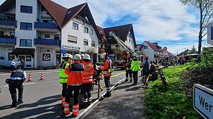 Feuerwehr, Polizei und Rettungskräfte sind zu dem Küchenbrand an der Daisendorfer Straße ausgerückt.