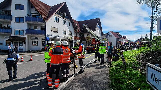 Feuerwehr, Polizei und Rettungskräfte sind zu dem Küchenbrand an der Daisendorfer Straße ausgerückt.
