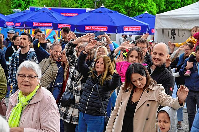 Hunderte Zuschauer feiern bereits am Samstagabend ausgelassen vor der Open-Air-Bühne bei Gratiskonzerten.