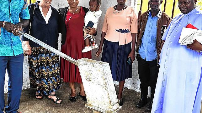 Father Peter (rechts) im neuen Brunnenhaus in Kasese. Foto: Claudia Jacobasch