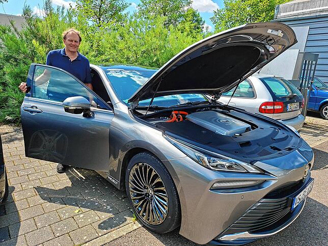 Belenus-Geschäftsführer Alexander Theinert steht vor seinem Wasserstoffauto. 550 Kilometer Reichweite und getankt wird an der eigenen ...