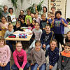 Schüler der dritten und vierten Klasse der Kardinal-Bea-Schule zusammen mit den Landfrauen und der Lehrerin. von links Stefanie Martin, ...
