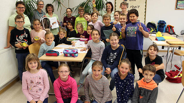 Schüler der dritten und vierten Klasse der Kardinal-Bea-Schule zusammen mit den Landfrauen und der Lehrerin. von links Stefanie Martin, ...