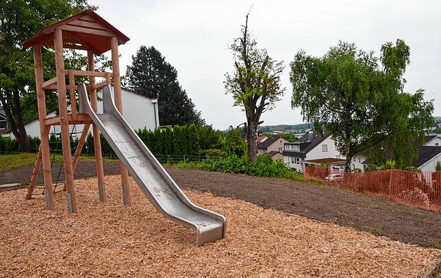 Die Rutsche auf dem unteren Schulgelände wartet auf ihre Nutzer.