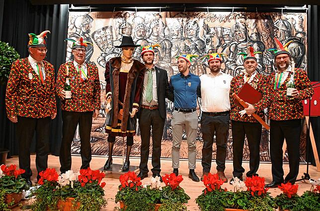 Von links nach dem Laufnarrenschlag: Jürgen Koterzyna, Martin Bosch, die Schaufensterpuppe mit dem historischen Bürgermeister-Häs, André ...