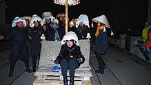 Die „altn Funzeln“ aus Erzingen waren ein Hingucker beim Nachtumzug in Erzingen.