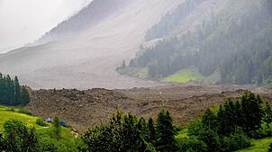 Eine große Lawine mit einem Gemisch aus Eis, Fels, Schnee und Wasser hat den Talboden in Wiler erreicht, nachdem der Birchgletscher ...