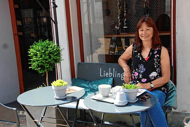 Ulrike Johnson (57) hat es sich an einem der Tische vor dem Café gemütlich gemacht. „Hier kann man schön entspannen“, sagt sie.
